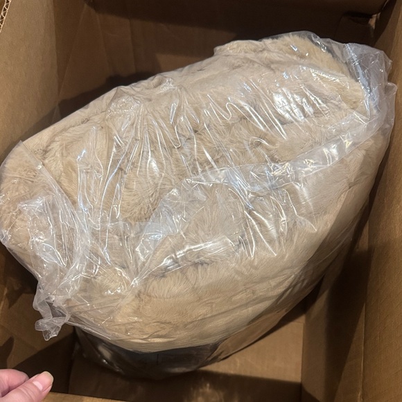 Lola Blankets Cozy Tan/Toasted Almond/Throw/Blanket/Size L, 60”x72”/NIB! SEALED! - Picture 10 of 15